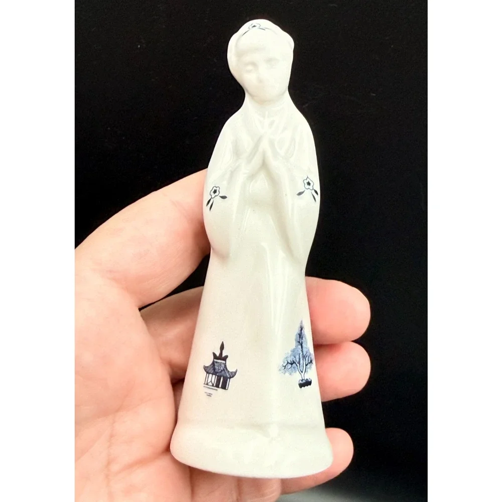 Vintage Churchill England Blue Willow Figural Salt & Pepper Shakers Chinoiserie